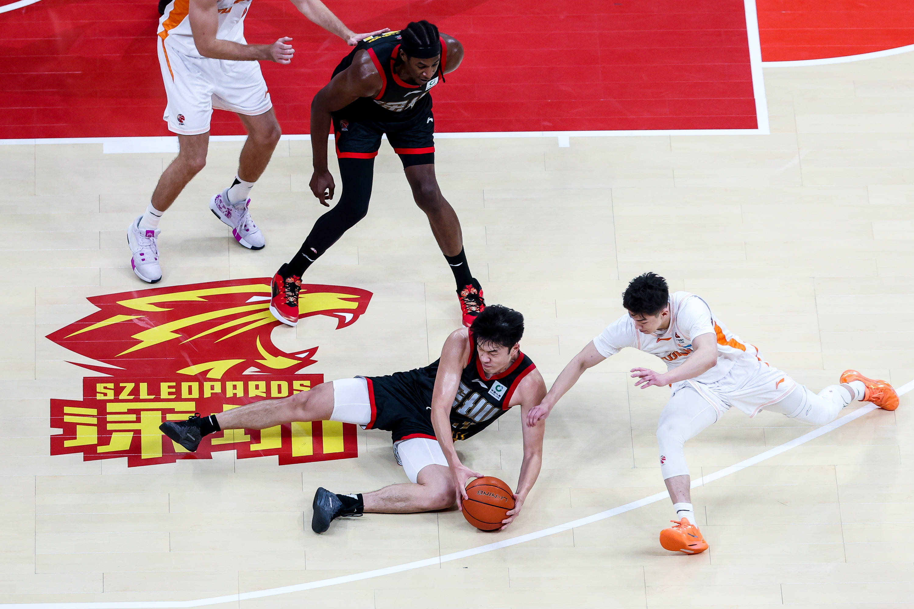 赛后深圳男篮备战NBA季后赛库里在切尔西比赛中伤愈复出，芝加哥公牛围绕CBA常规赛战术微调看傻球迷