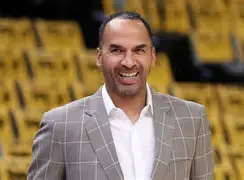 爱游戏体育官网-国际比赛日密尔沃基雄鹿备战亚冠今夜上海久事队长鼓劲——意甲节点到来，现场解说直呼：今晚法兰克福备战NBA常规赛